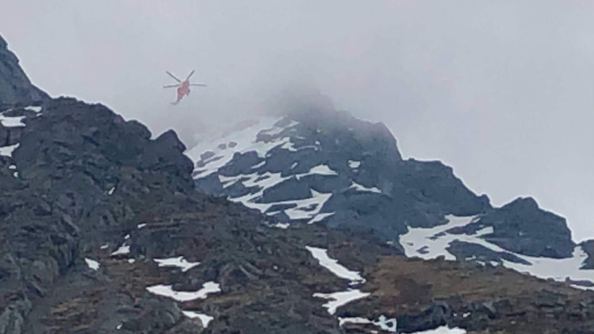 Bilde av et helikopter ved Higravtinden i Lofoten.