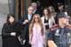 JOSEP LAGO / AFP,NTB Artisten Shakira, iført lyserosa dress, forlater en bygning. Hun ledsages av menn og kvinner, samt politi. (Bildebeskrivelsen er laget av en KI-tjeneste)