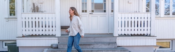 Kirsti går ned trappa utenfor barndomshjemmet