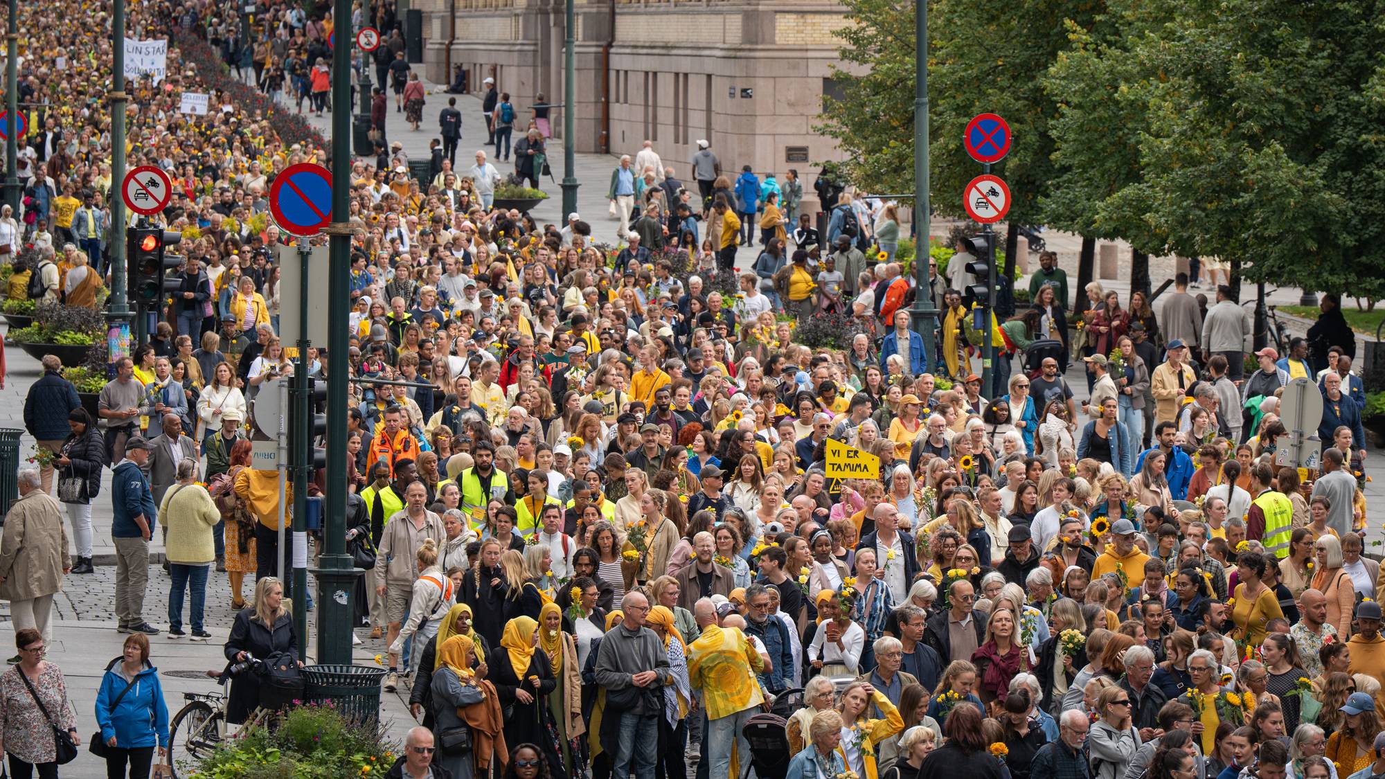 Flere tusen har møtt opp til rosetoget arrangert til minne om Tamima Nibras Juhar (34) søndag ettermiddag.
