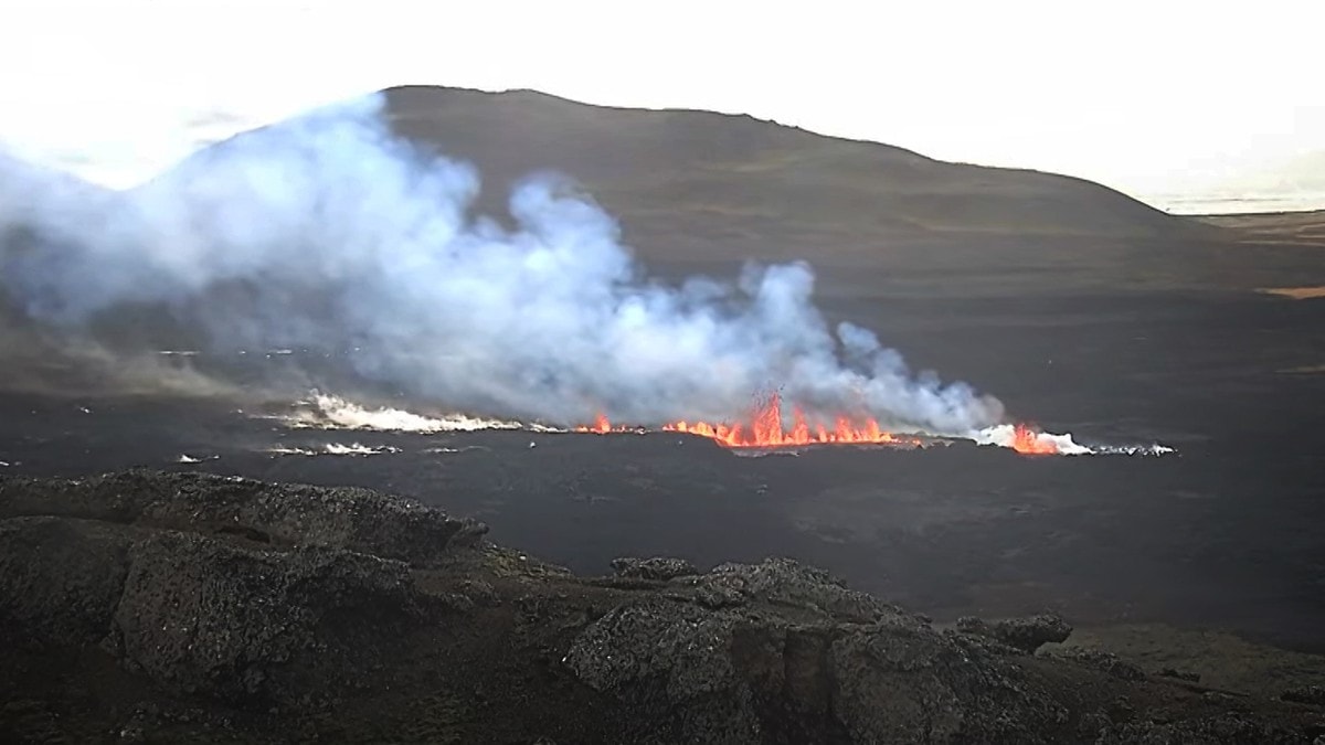 Grindavik evakueres etter magmautbrudd – nytt utbrudd ventes