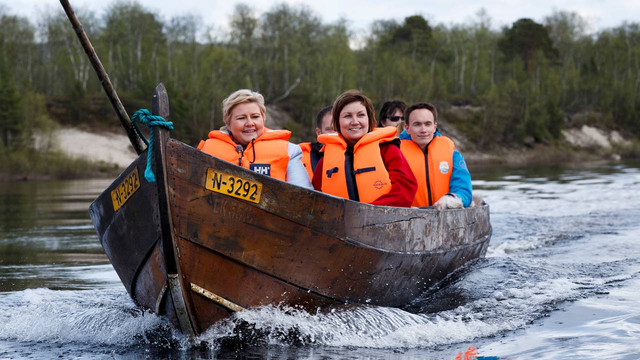 Erna Solberg og Aili Keskitalo under elvebåttur.