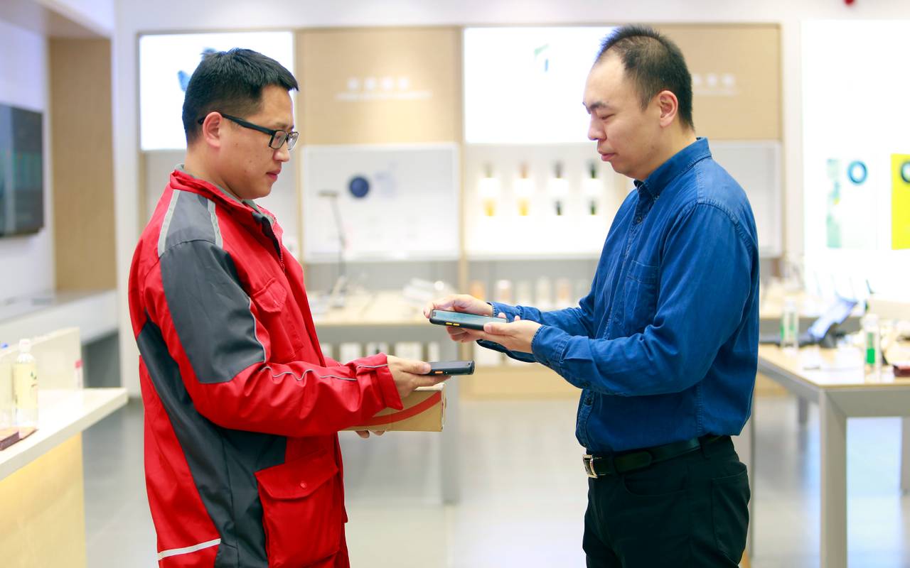 En kunde betaler med e-yuan i en butikk i byen Suzho.  11. desember, 2020. 