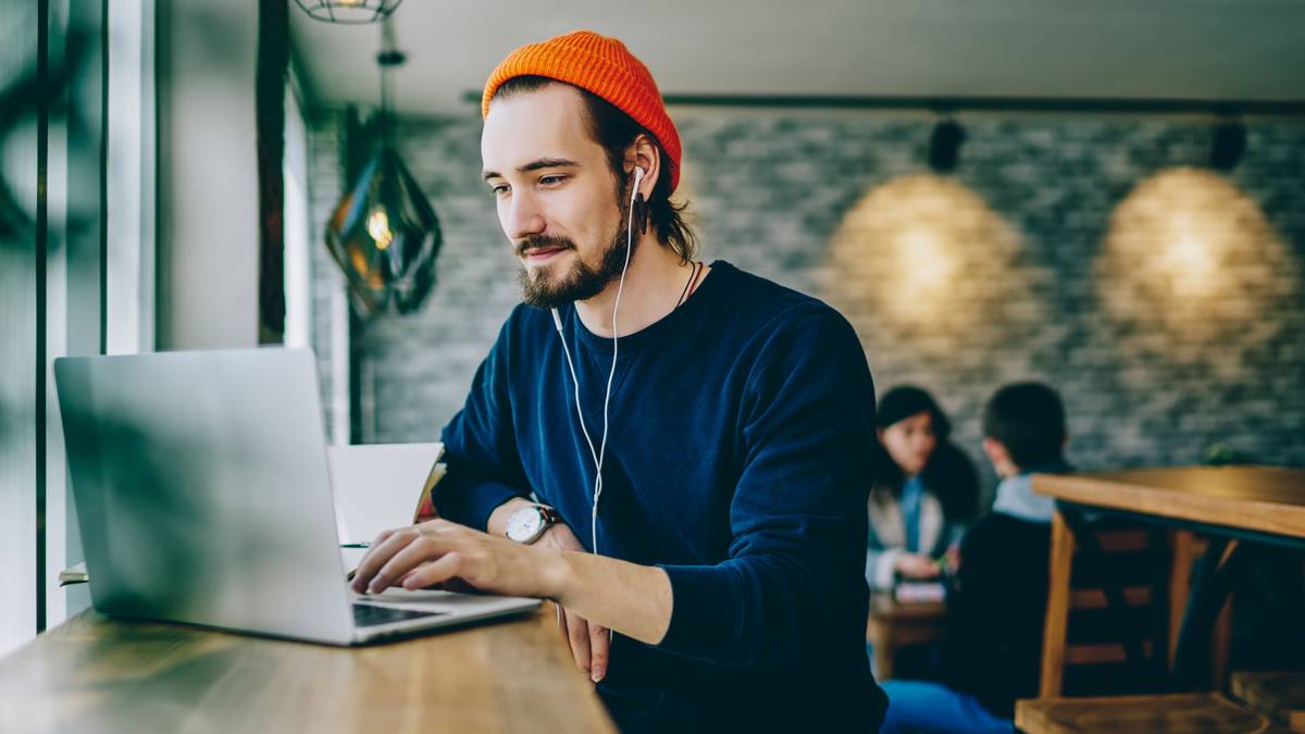 Jo, du går i uniform