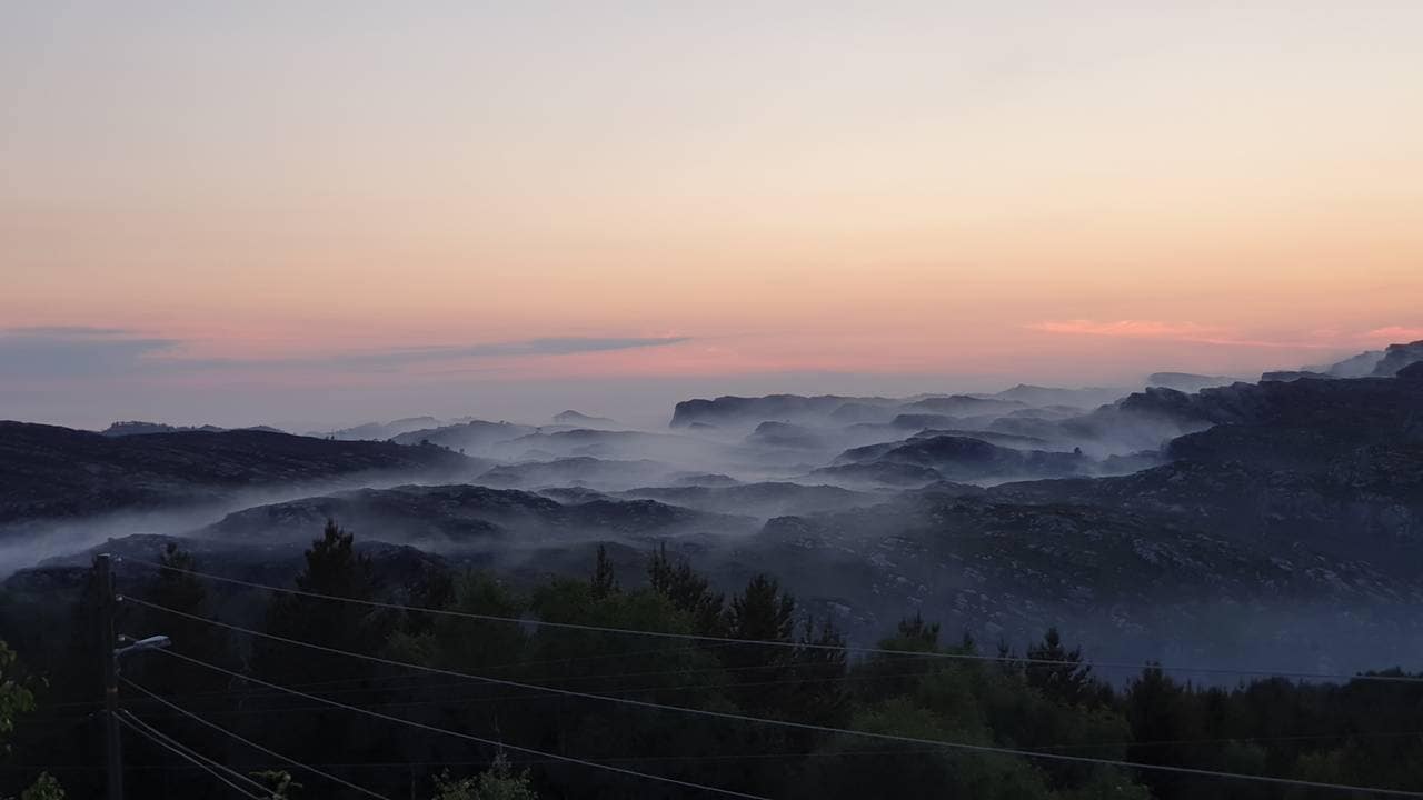 Røylagt terreng og solnedgang i bakgrunnen i Sotra i Øygarden