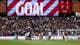 ADRIAN DENNIS / AFP,NTB En stor skjerm viser ordet "GOAL" og resultattavlen for en fotballkamp. Et stort publikum fyller tribunene på et stadion. Spillere samles på gressmatten, noen av dem mot målet. (Bildebeskrivelsen er laget av en KI-tjeneste)