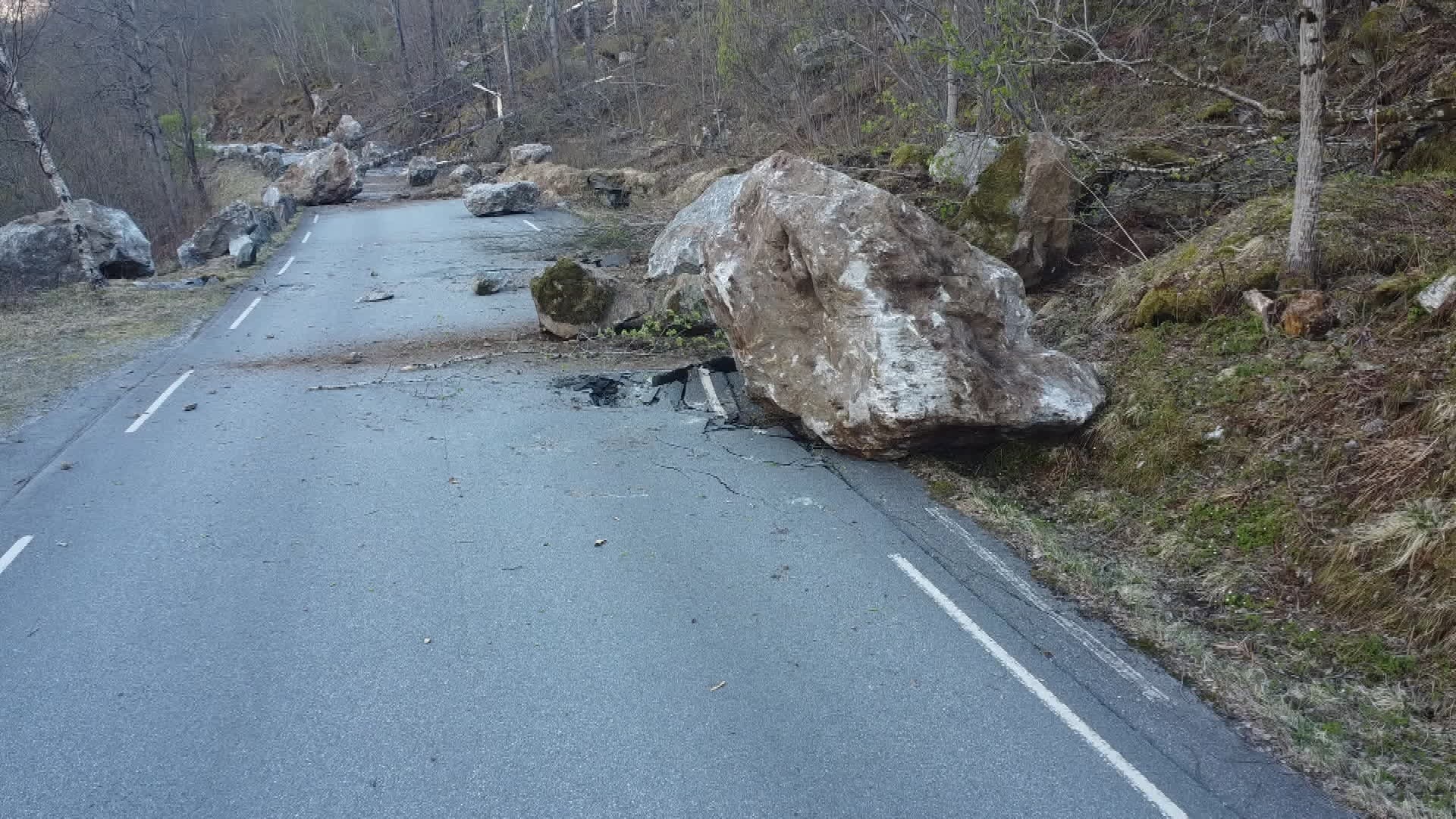 Rock slide in Trollstigen – Slide does not affect opening of tourist trail – NRK Møre og Romsdal – Local news, TV and radio