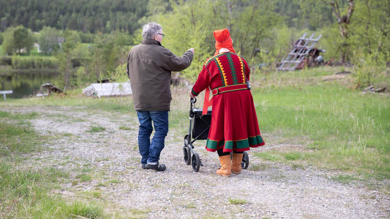 Fridtjof peker mot en tom plass pågården