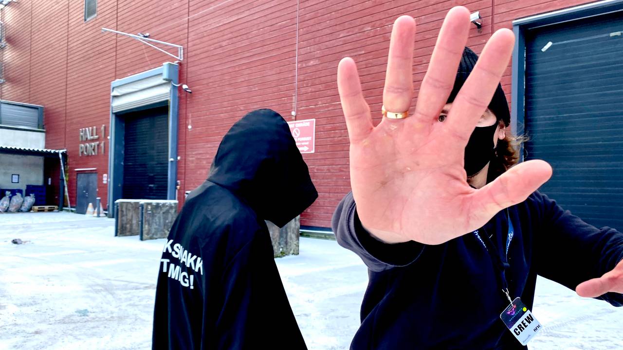 paparazzi-bilde av Maskorama som ankjem lokalet dei er i.