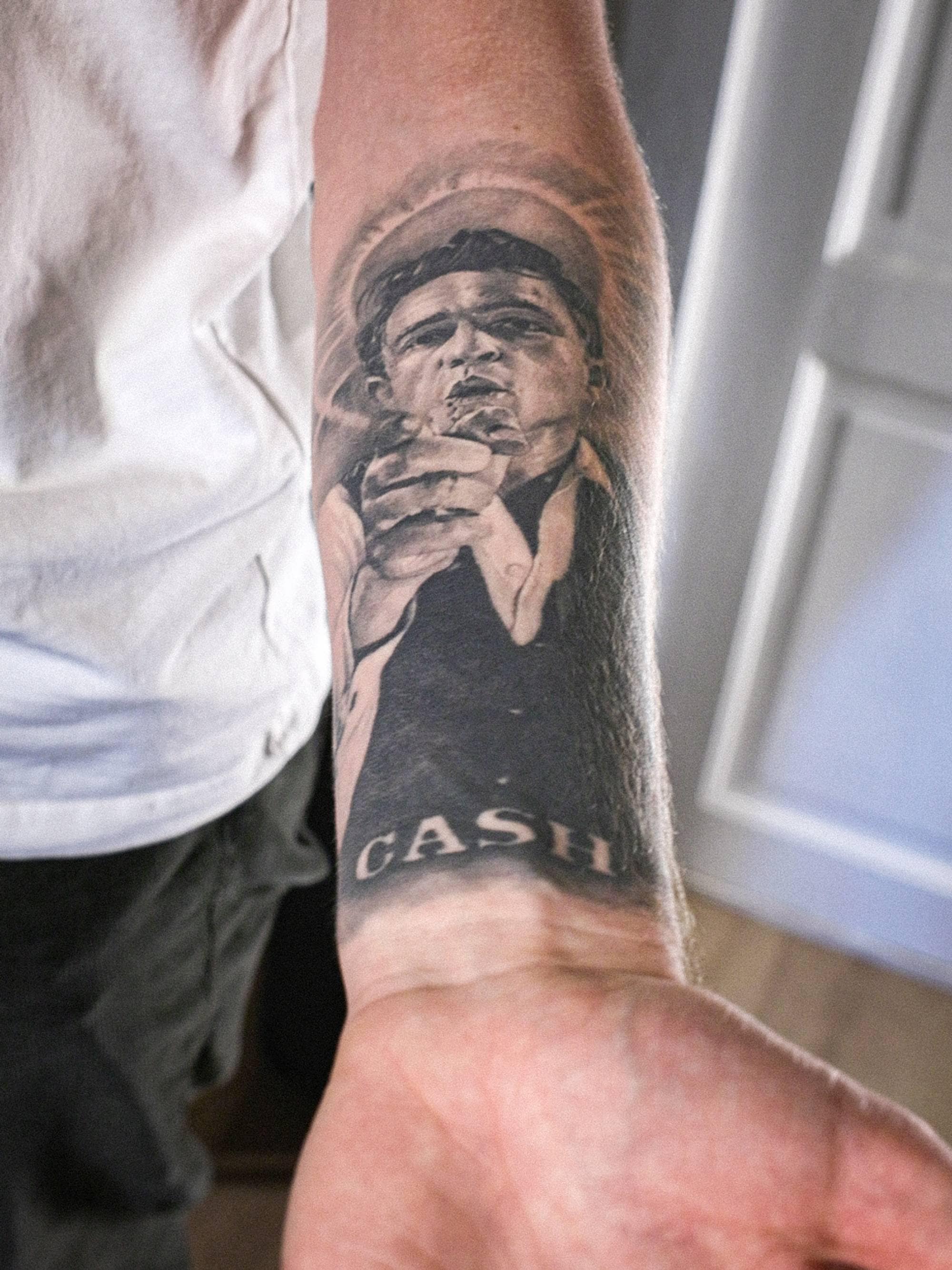 Foto av Tryms tatovering som er et tegnet portrett av Johnny Cash. 