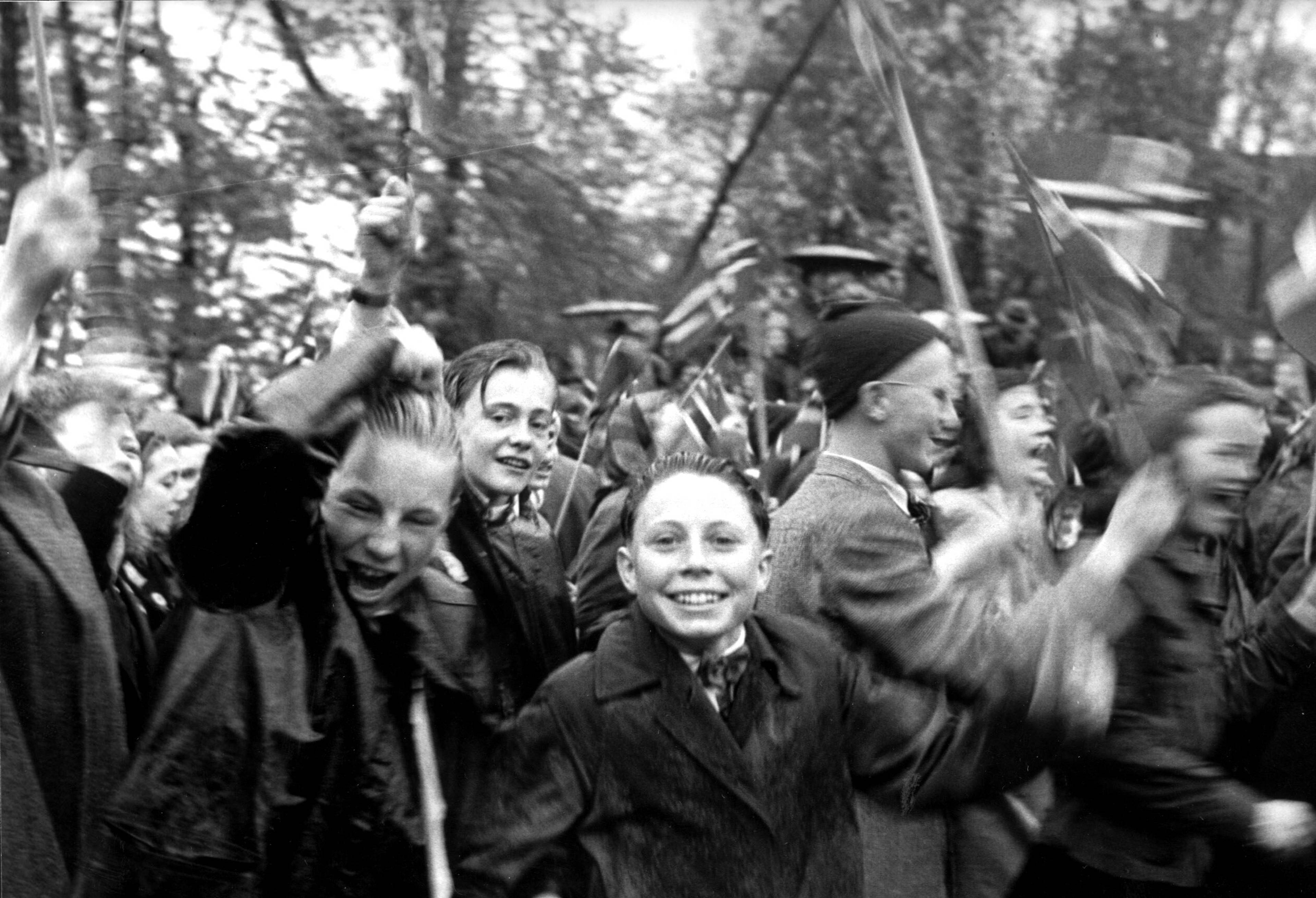 17.mai -feiring Oslo 1945. Regn la ingen demper på festlighetene under den første feiringen av nasjonaldagen etter krigen. Her folkemassen som deltok i festmøtet på Rådhusplassen. Vestbanen i bakgrunnen.