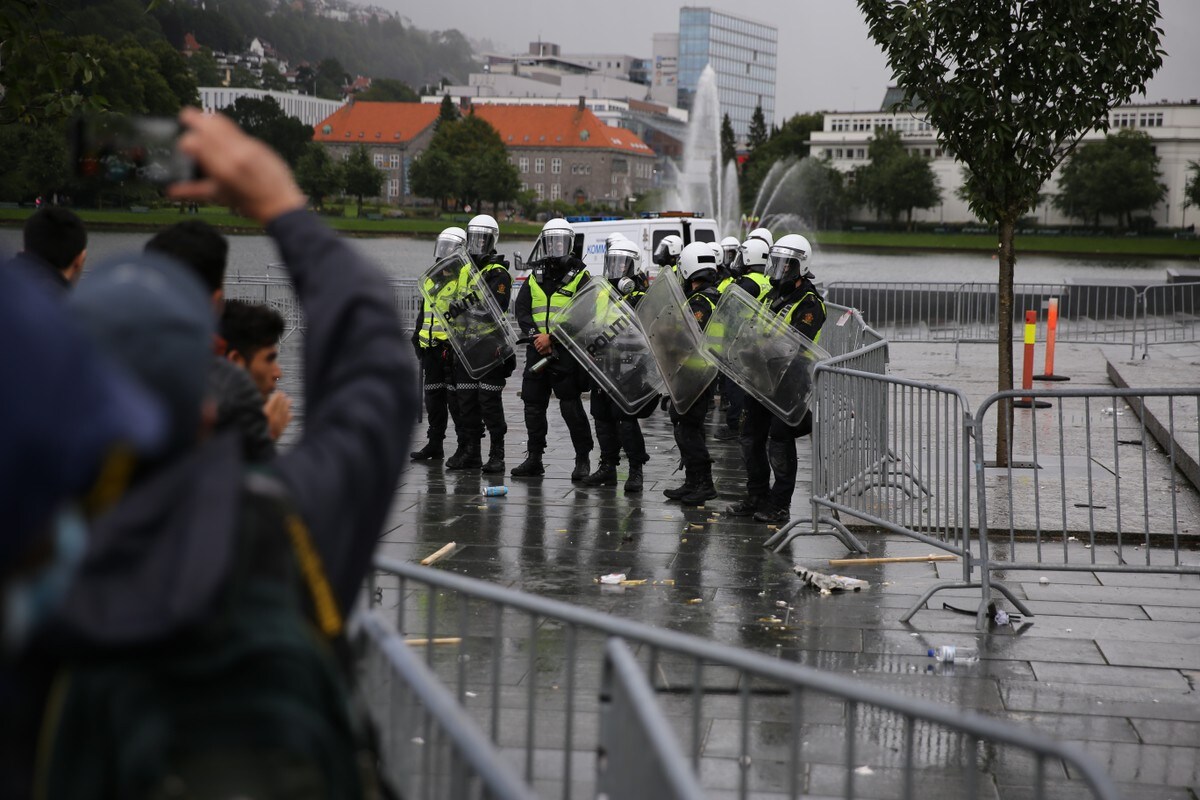 Kasta stokkar og braut sperringar etter Sian-demonstrasjon i Bergen