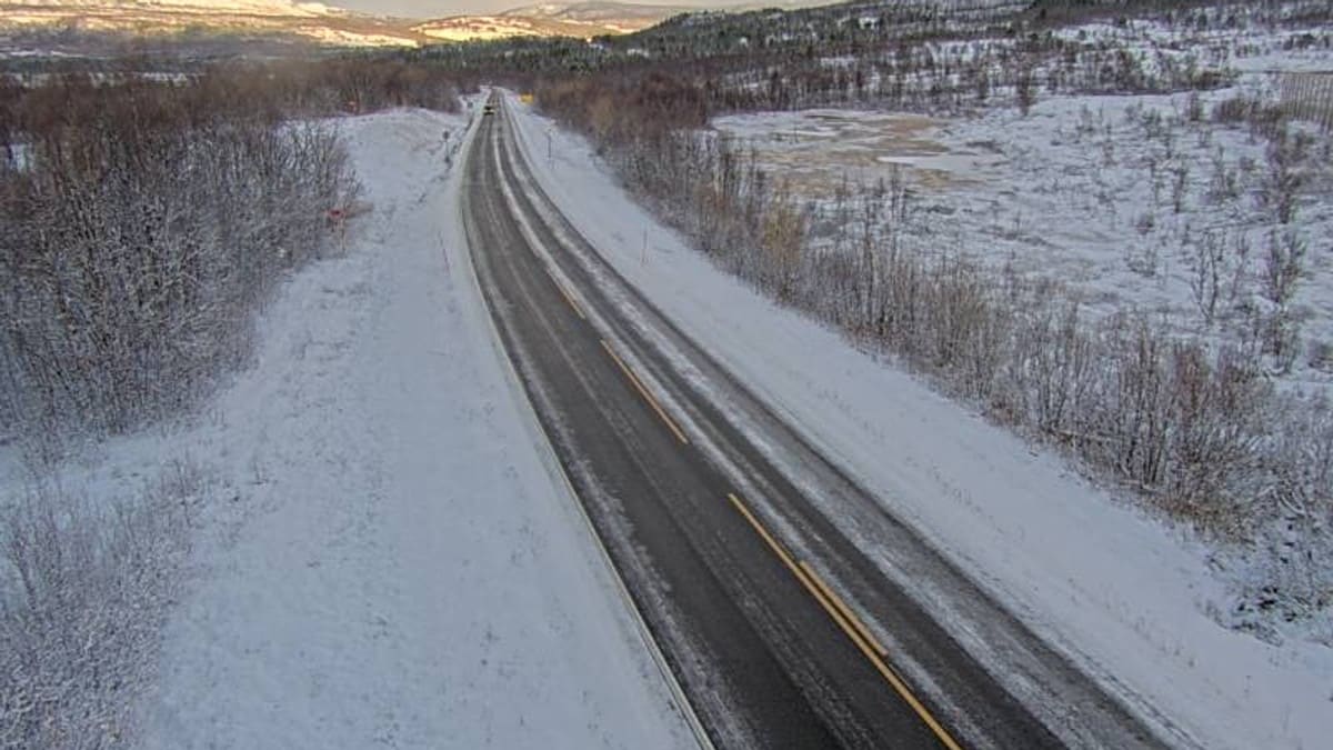 Snø og glatte veier i Nord-Norge: Vegtrafikksentralen ber om vinterdekk