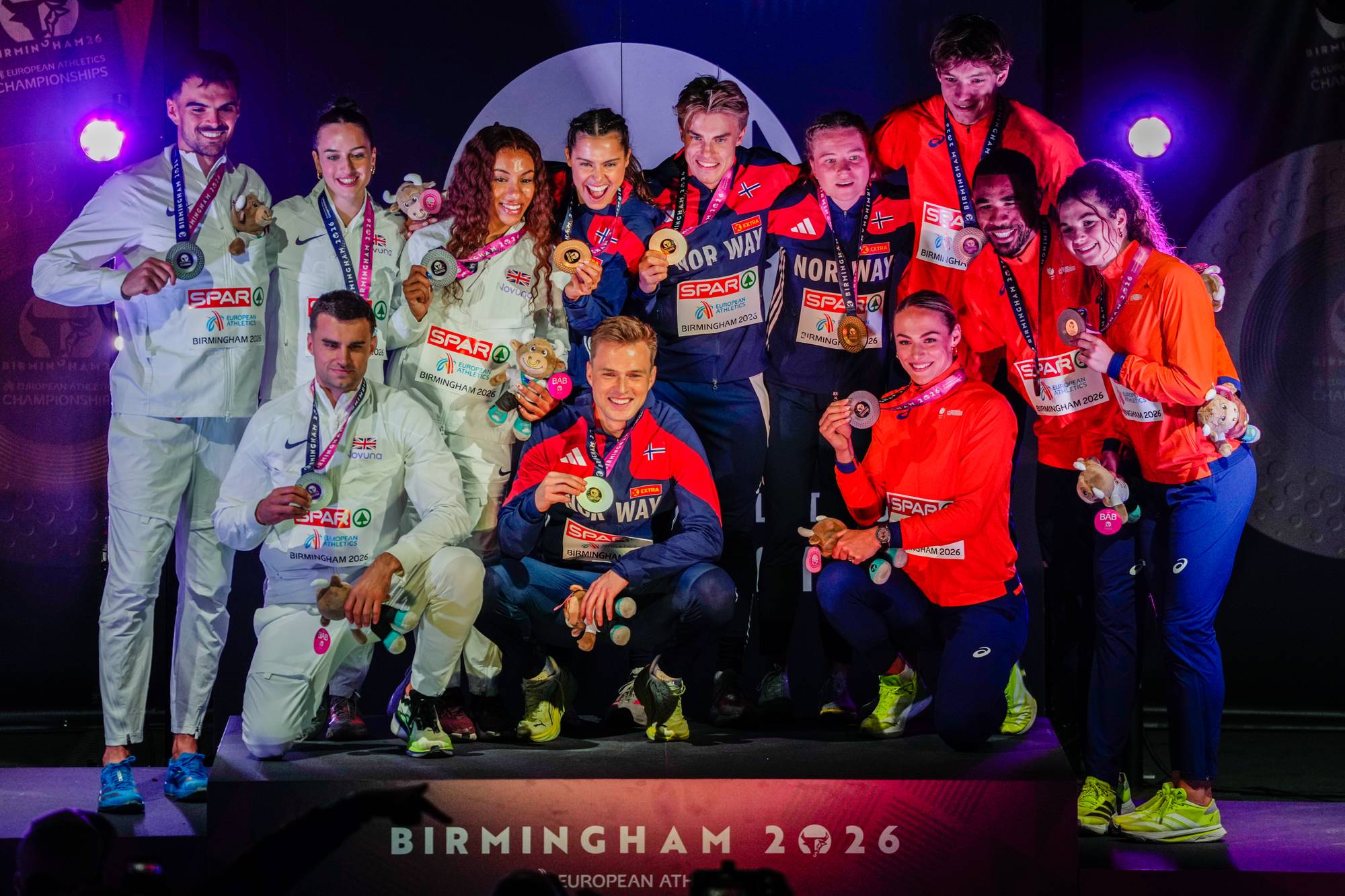 Gruppebilde av utøvere med medaljer på seierspallen under EM i friidrett i Birmingham 2026. (Bildebeskrivelsen er laget av en KI-tjeneste)