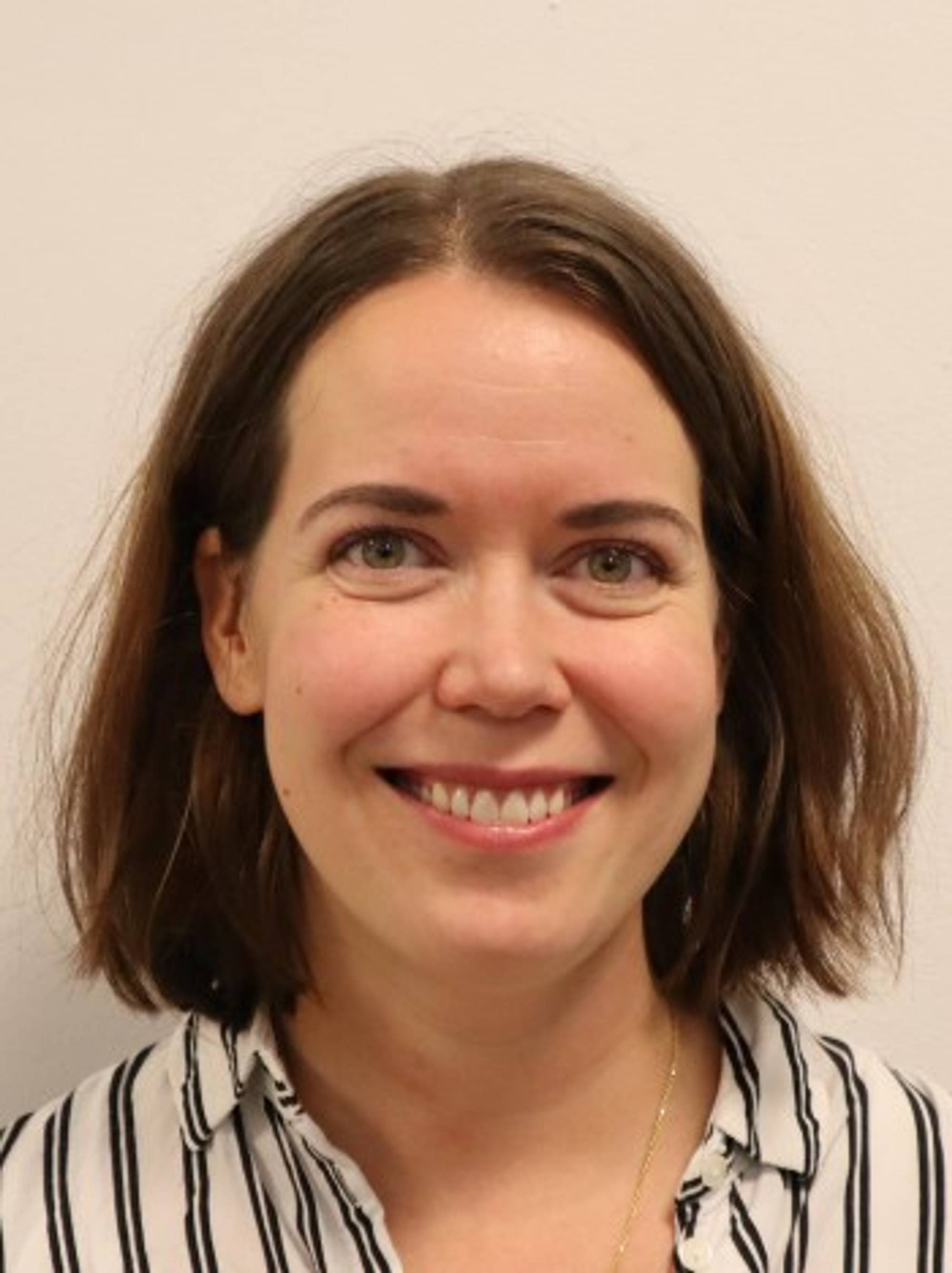 Portrettbilde av overlege Marte Petrikke Grenersen som smiler.