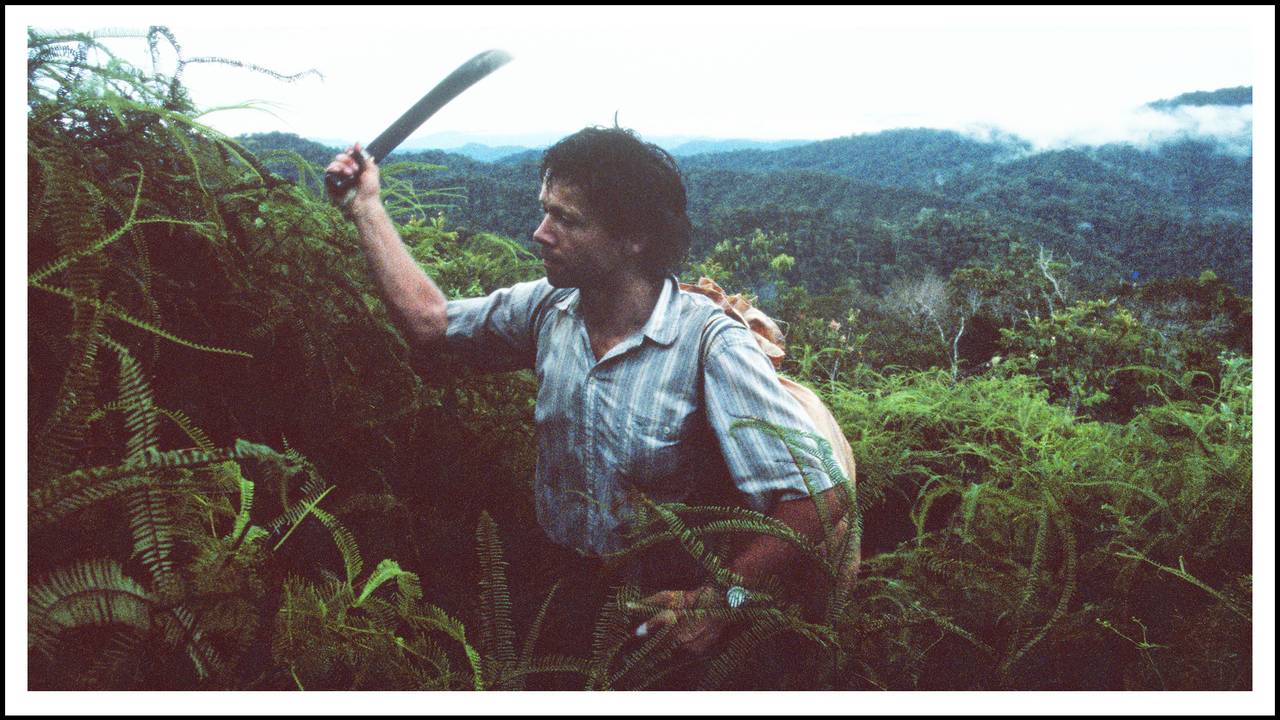 Lars Hafskjold hugger seg vei gjennom den tette regnskogen i Bolivia med machete