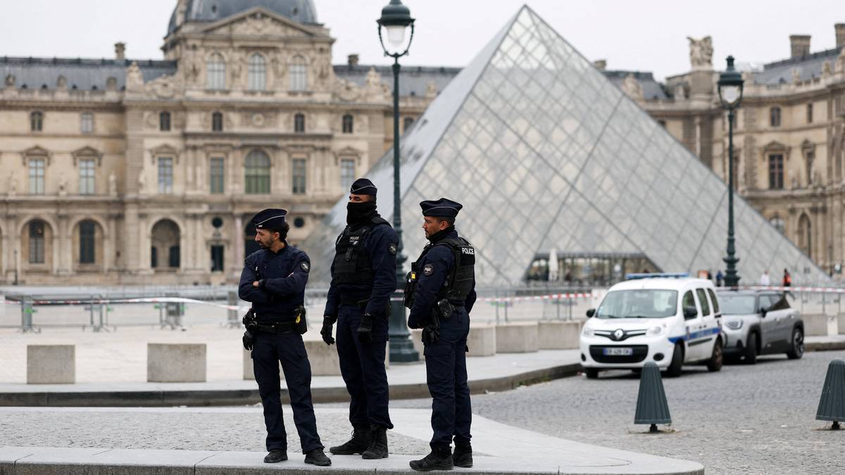 Louvre-direktør vil ha politistasjon på museet