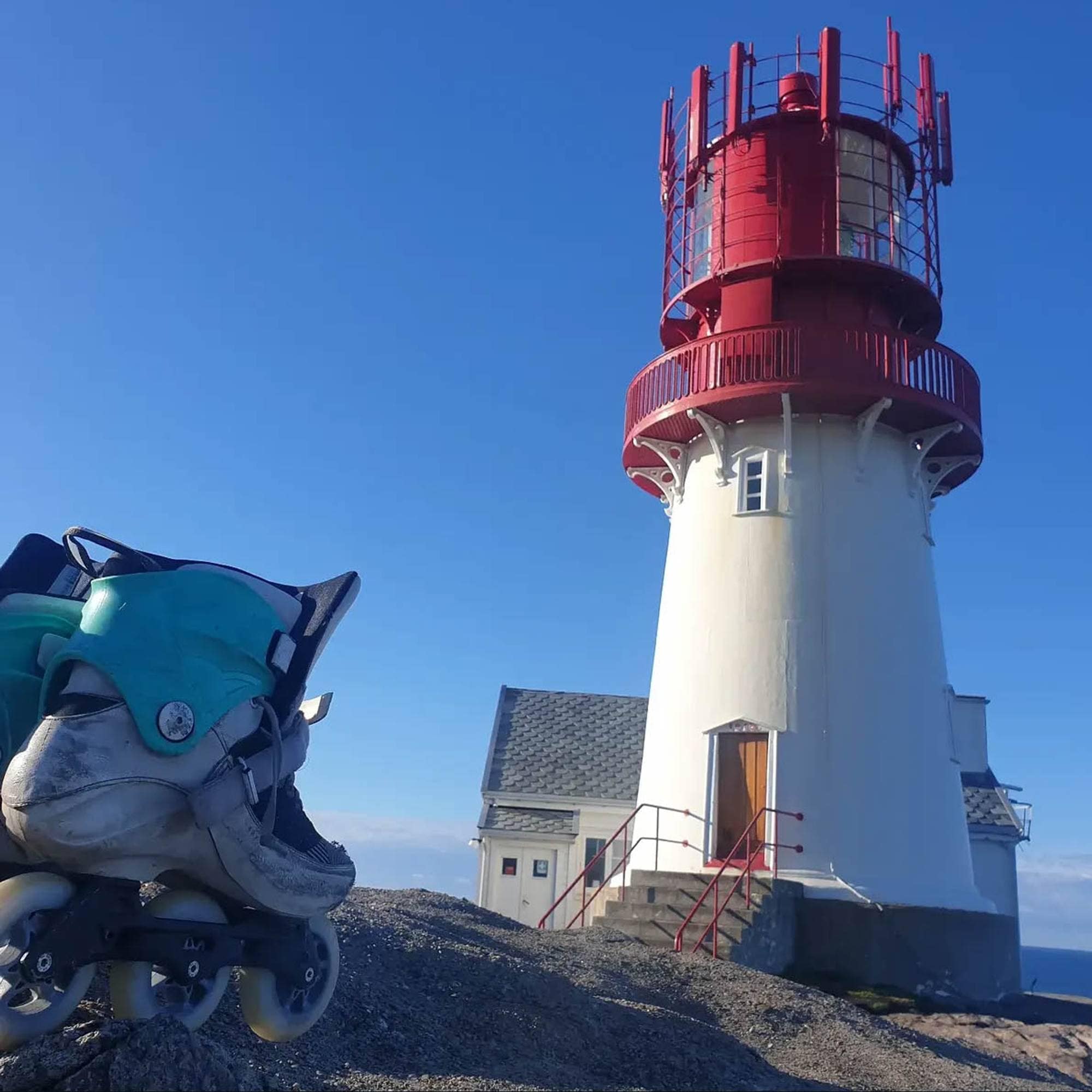 Joachim Lanham sine rulleskøyter foran Lindesnes fyr
