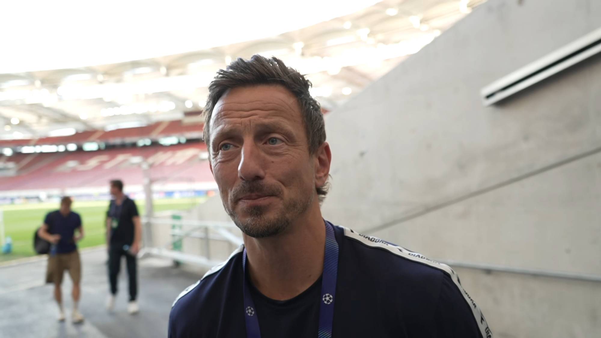 Kjartan Salvesen i intervjusituasjon med NRK i Stuttgart