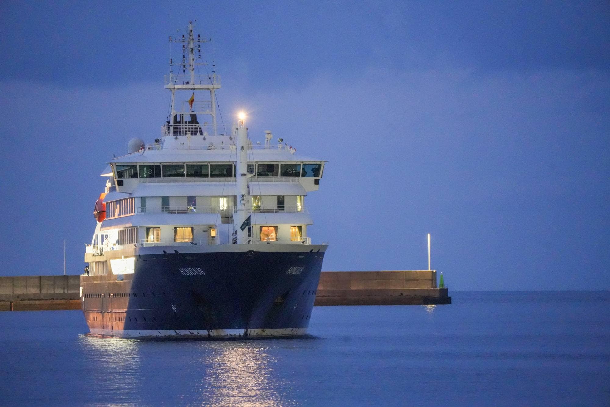Virusskipet MV Hondius kommer til Granadilla havn. Passasjerene skal fraktes til Tenerife Sør Lufthavn etter det.