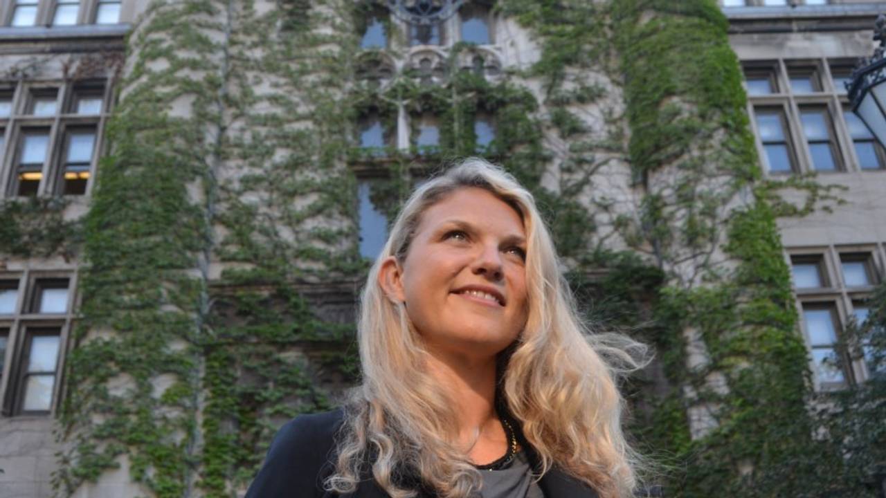 Solveig Øvstebø utanfor The Renaissance Society i Chicago