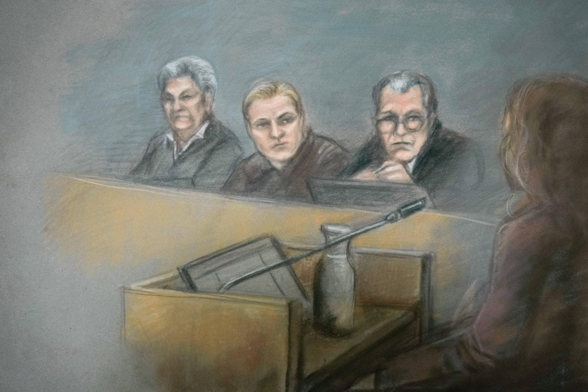 Rettstegning av Marius Borg Høiby mellom sine forsvarere Ellen Holager Andenæs og Petar Sekulic.
