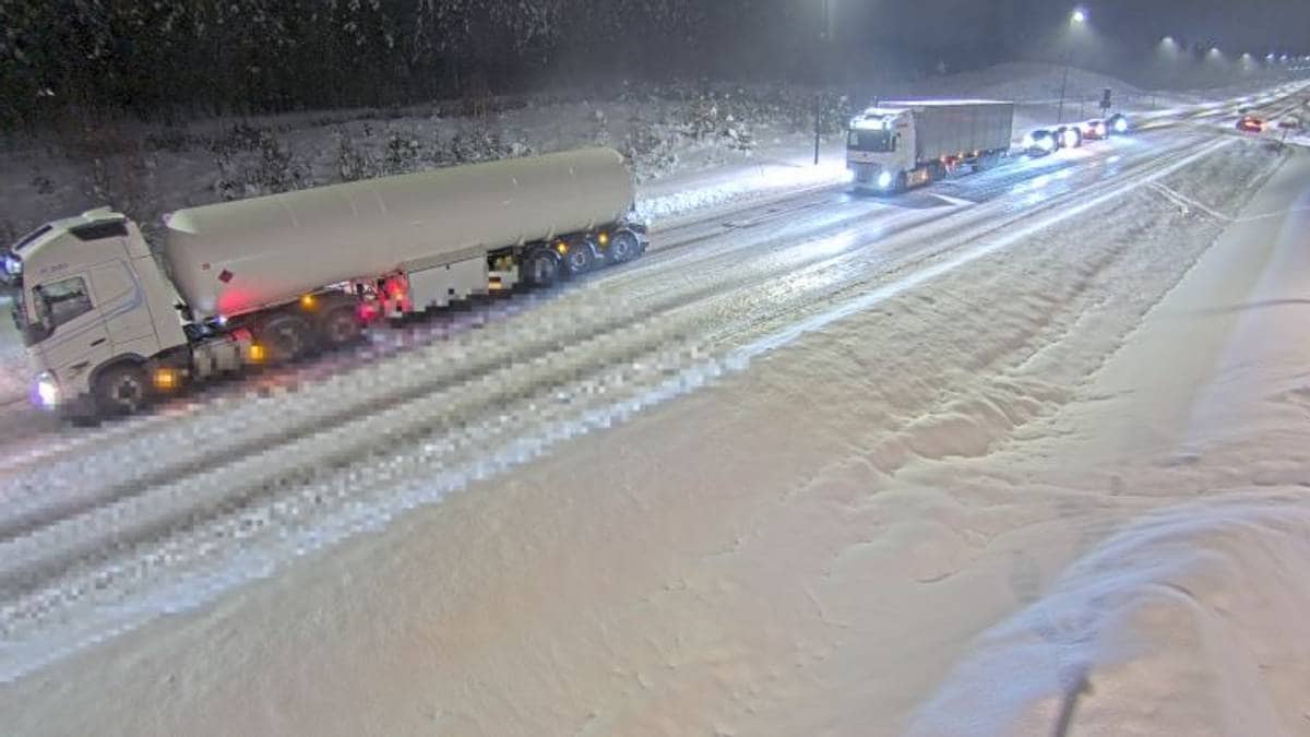Politiet åtvarar: – Svært glatt mange stader