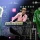 TOBIAS SCHWARZ / AFP,NTB Artist med rosa skjorte spiller på et keyboard. To personer i grønne kostymer står ved siden av. De står på en scene med lys og utstyr. Det er et musikkarrangement. (Bildebeskrivelsen er laget av en KI-tjeneste)