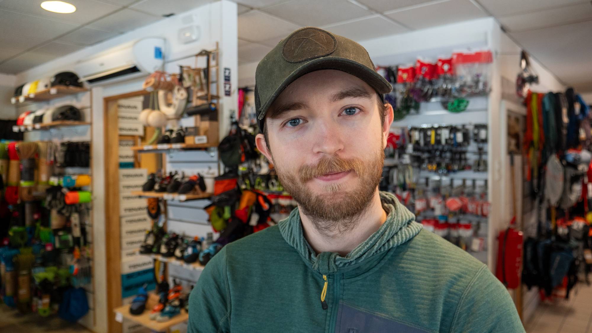 en mann med hatt (Bildebeskrivelsen er laget av en KI-tjeneste)