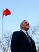 AP En mann foran kinesisk flagg