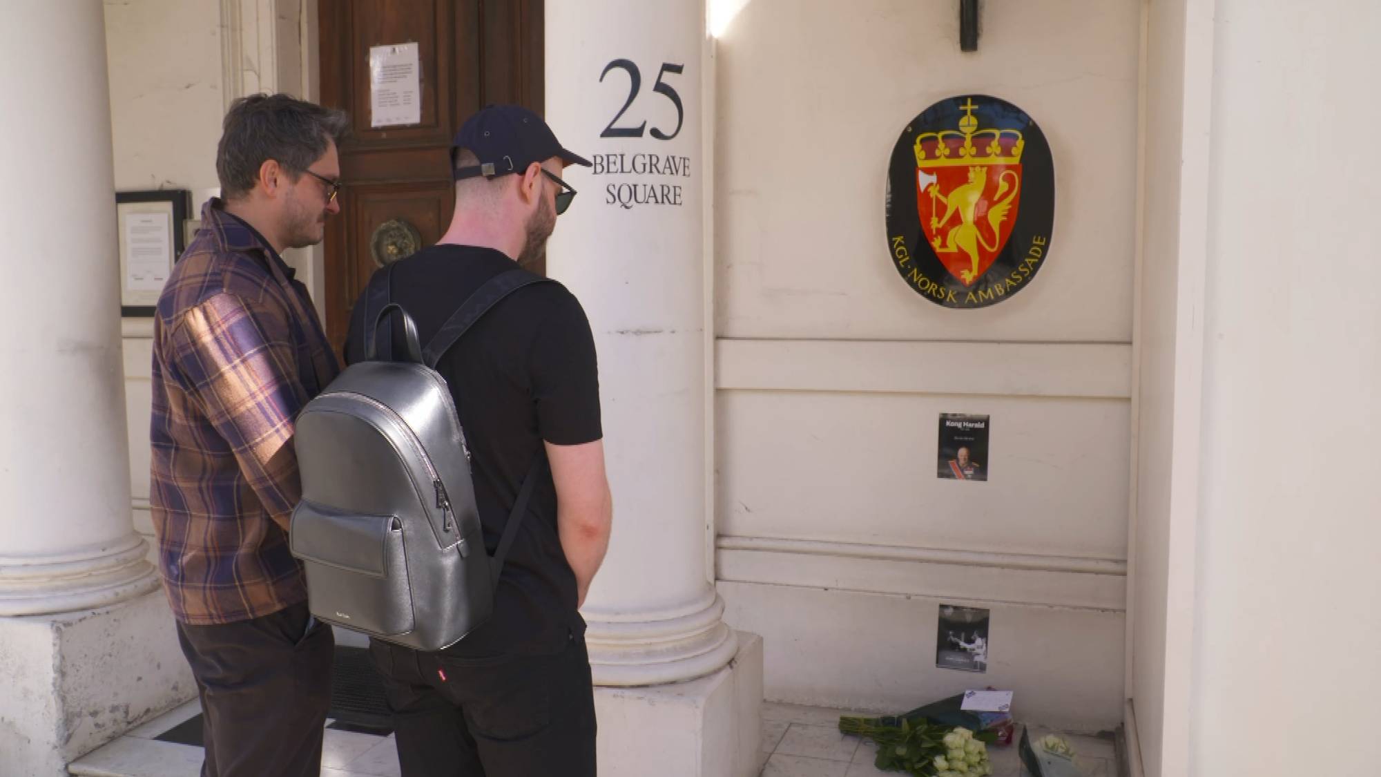 To polakker foran ambassade