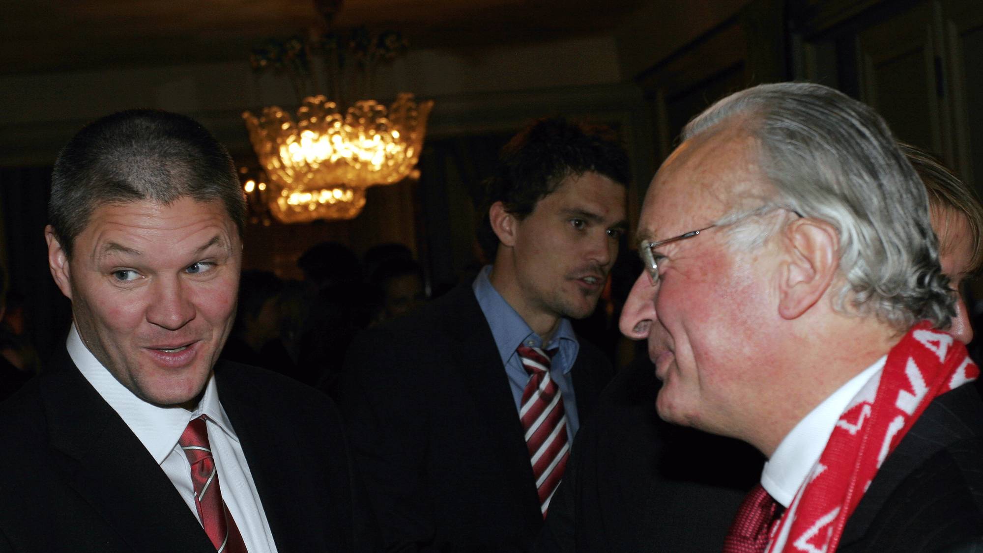 Branns trener Mons Ivar Mjelde (t.v.) i samtale med Bergens ordfører Herman Friele. Oslo 20041107. Cupfinalen i fotball, menn. Brann slo Lyn 4-1 på Ullevaal Stadion søndag.Branns trener Mons Ivar Mjelde (t.v.) sammen med Bergens ordfører Herman Friele, på Norges Fotballforbunds bankett på Grand Hotel i Oslo. Foto: Jarl Fr. Erichsen / SCANPIX .