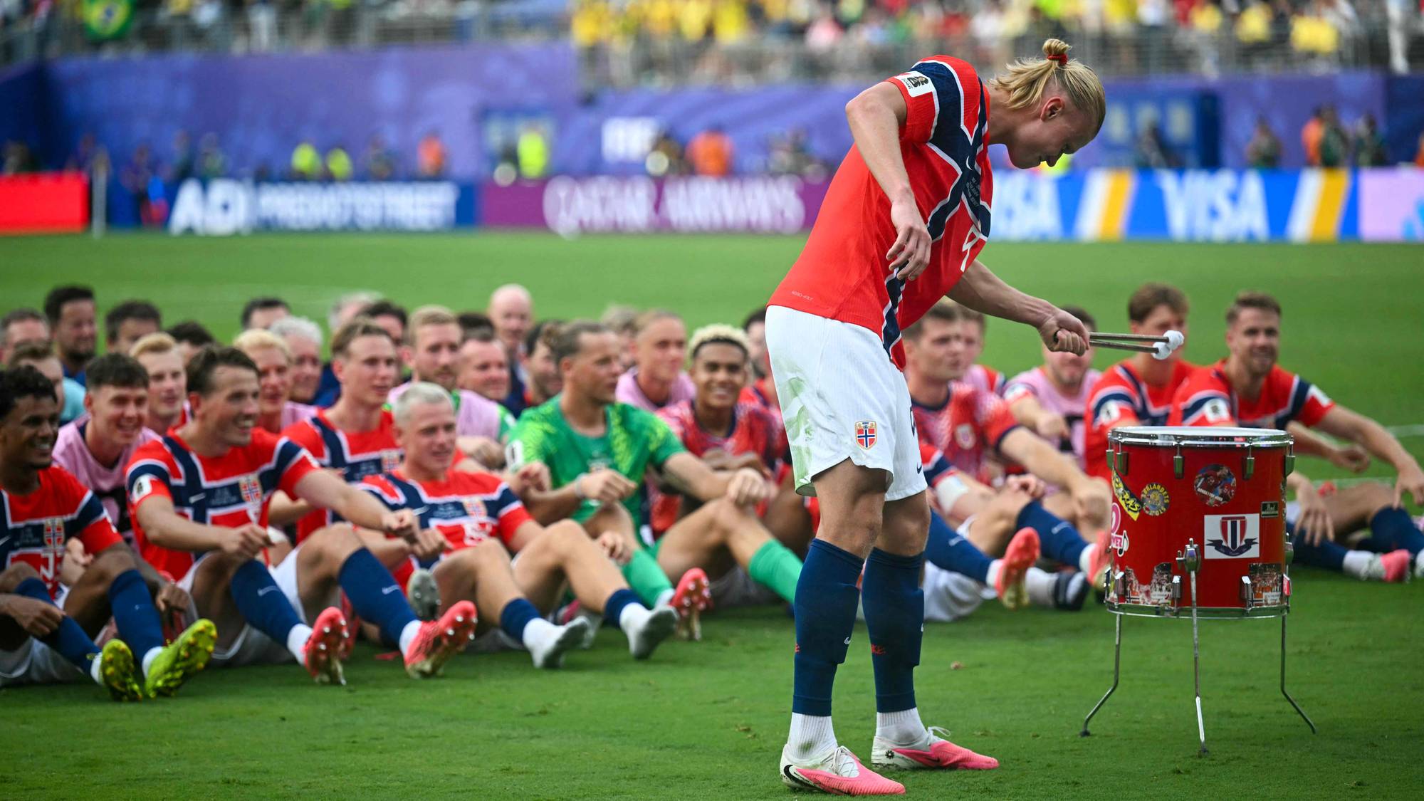 en fotballspiller slår på tromme