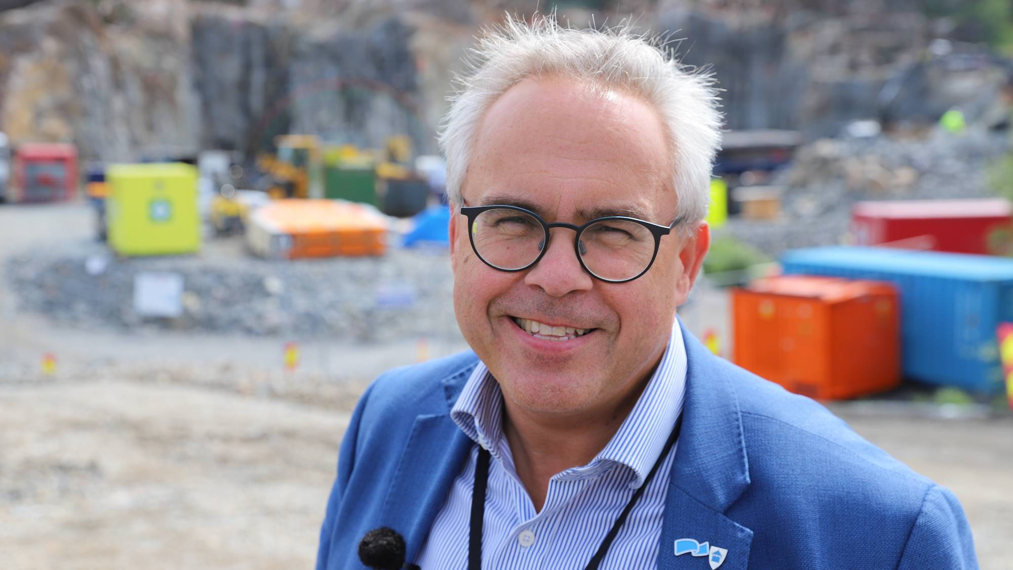 Øygarden-ordførar Tom Georg Indrevik foran anleggsarbeid på Kolltveit ifm. nytt Sotrasamband.