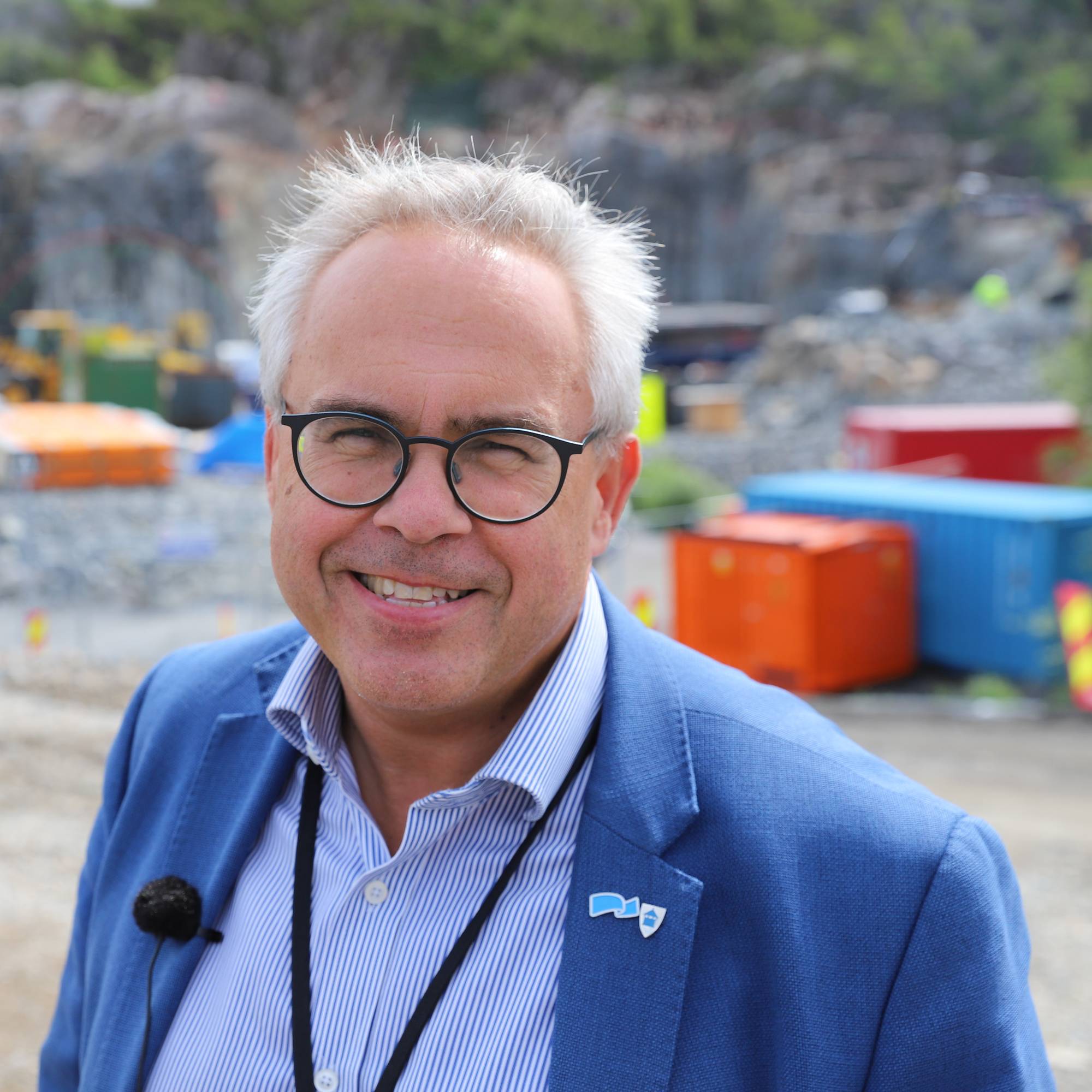 Øygarden-ordførar Tom Georg Indrevik foran anleggsarbeid på Kolltveit ifm. nytt Sotrasamband.