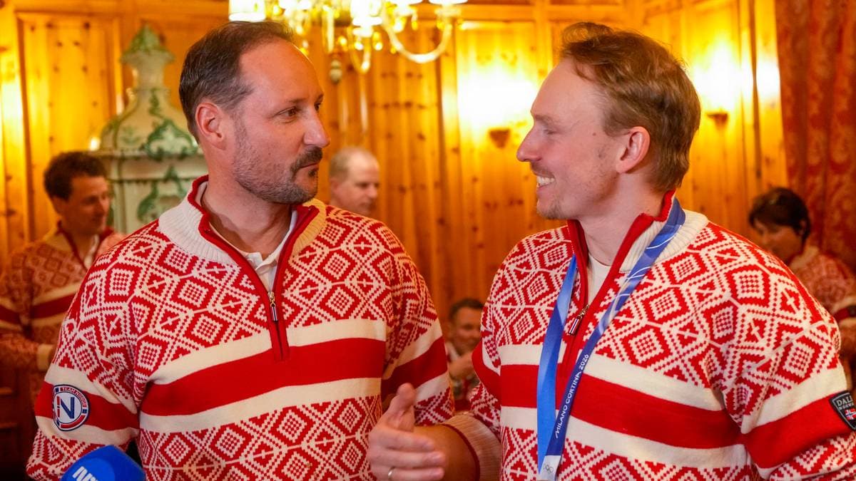 Kong Haakon trer ut av hovedkomiteen til alpin-VM i Narvik