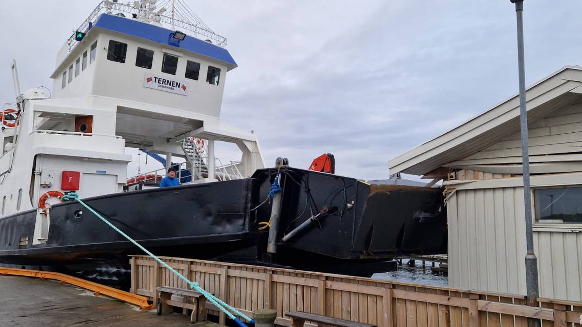 Hvaler-ferga har krasjet inn i bygning