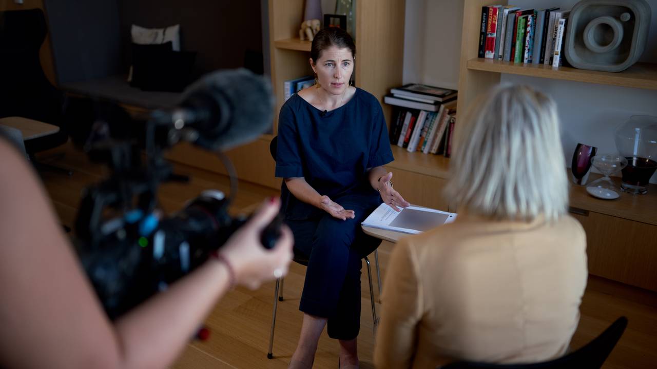Bilde av Karina Newton, toppsjef for Instagrams retningslinjer; og journalist Anne Marte Moland. De sitter i et møterom og prater.