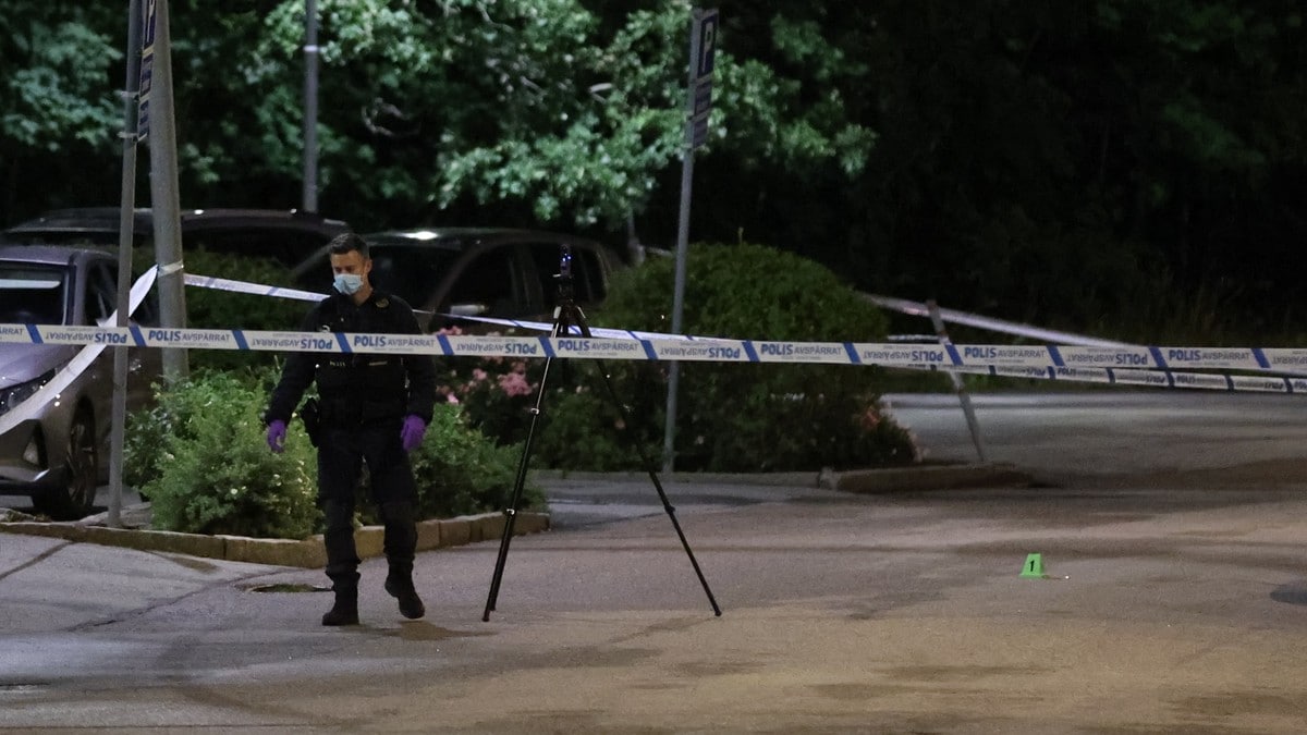 To personer skutt og drept i bil i Sverige