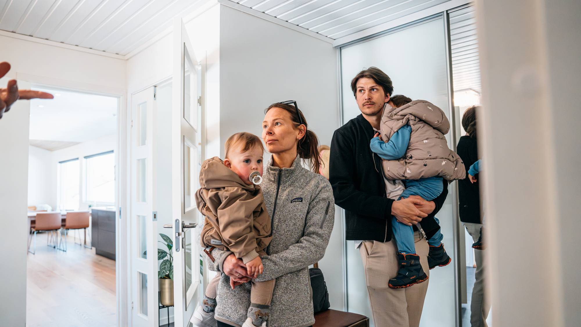 Jone Lillebø, Yvonne vonlanthen og barna Noel og Luka på visning på Tasta i Stavanger. 