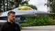 Valentyn Ogirenko / Reuters / NTB president Zelenskyj som foran et F-16 jagerfly