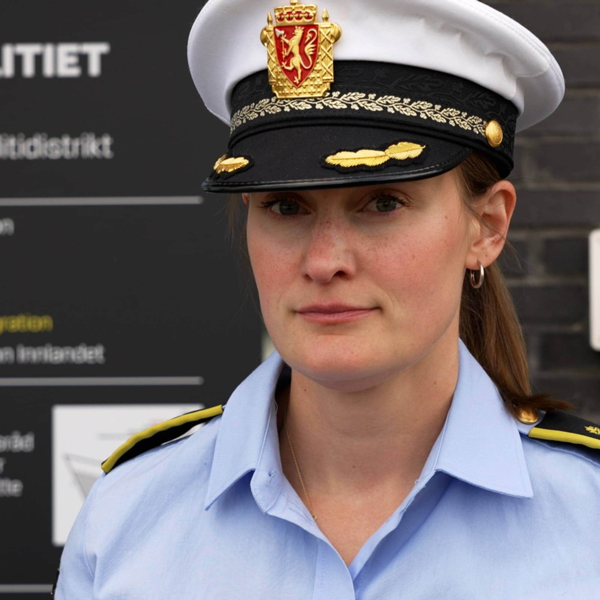 Politikvinne i uniform
