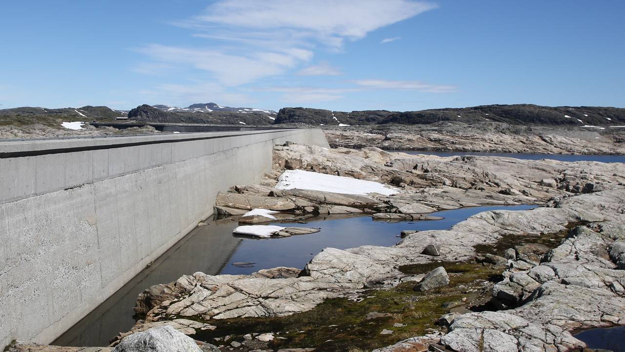 The water level in the Blåsjø basin is 30 meters below the highest regulated water level. 