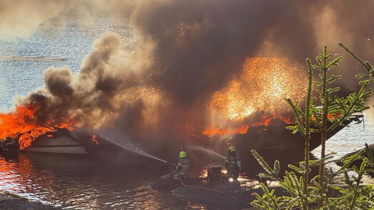 Sju båter står i brann i Kragerø