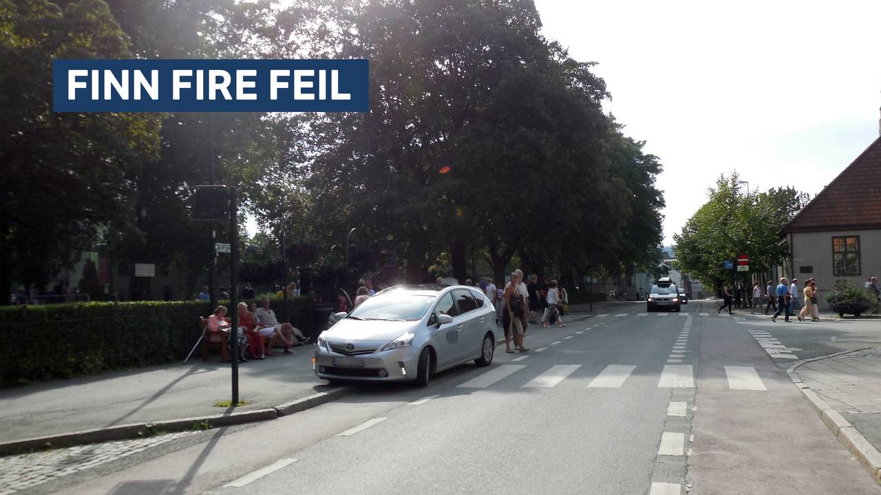 Finn fire feil. En bil står parkert i bybildet.