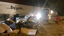 BLÅSTE VEKK: Delar av taket til Bryggerie selskapslokale i Tjøttavegen ved Bryne blåste av bygget onsdag kveld. Tjøttavegen vart stengd i ein periode etter at ei større mengde bølgeblikkplater hamna ut i vegen. Brannvesenet fekk sikra taket seint onsdag kveld.