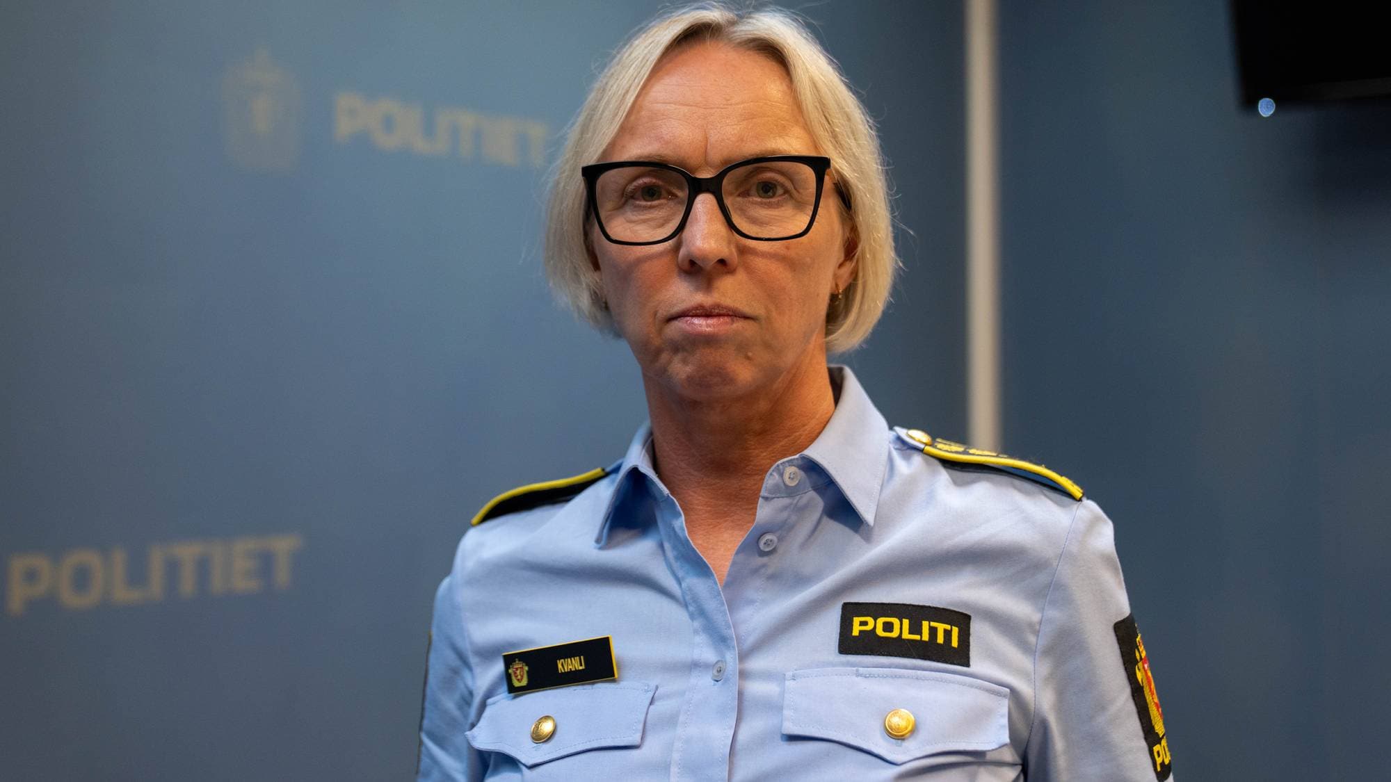 En dame med briller (Bildebeskrivelsen er laget av en KI-tjeneste)