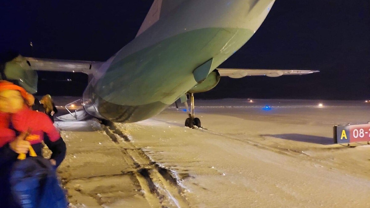 Widerøe kjørte seg fast i en snøhaug – 37 passasjerer kan bli nødt til å sove på flyplassen