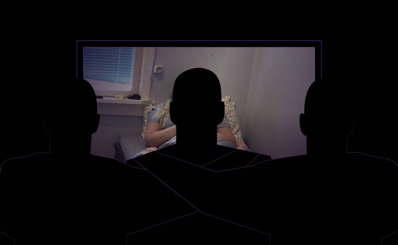Det samme bildet av Thea på rommet sitt. To menn står på hver sin side av den første mannen. De har lagt armene over skulderen hans.