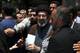 Foto: Vahid Salemi / AP,NTB En gruppe mennesker står tett sammen i en bygate, involvert i en intens samtale. Noen personer ser mot sentrum av oppmerksomheten, mens andre er delvis skjult av dem. Flertallet er iført formelle klær i ulike farger, og omgivelsene synes å være travle, med trær og bygninger i bakgrunnen. Det er vanskelig å se detaljer om alle personene på grunn av avstanden og vinkelen. (Bildebeskrivelsen er laget av en KI-tjeneste)